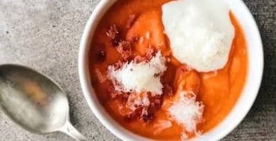 Helado de queso manchego con salmorejo