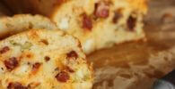 Pan de chorizo queso manchego aceitunas y tomates secos