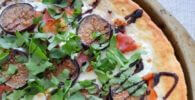Pizza casera de pera y queso manchego