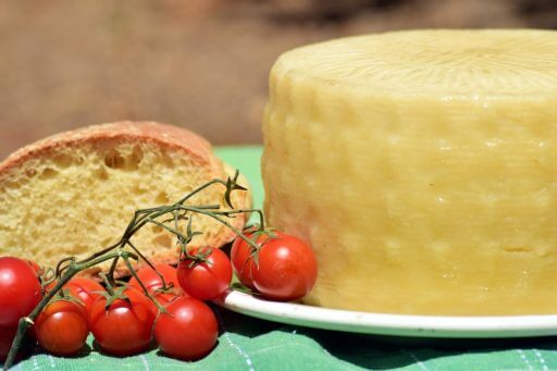 queso manchgo, pan y tomate