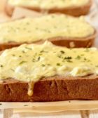 Tosta de queso manchego y pollo