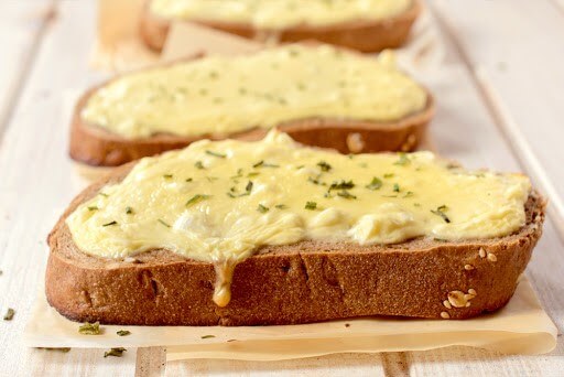 Tosta de queso manchego y pollo