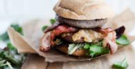 hamburguesa de carne y queso manchego